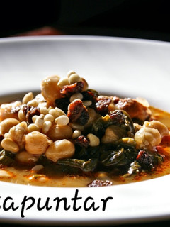 Una foto de Garbanzos con pasas y piñones