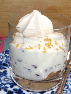 Una foto de Vasos de mandarinas con granada y crema de mascarpone
