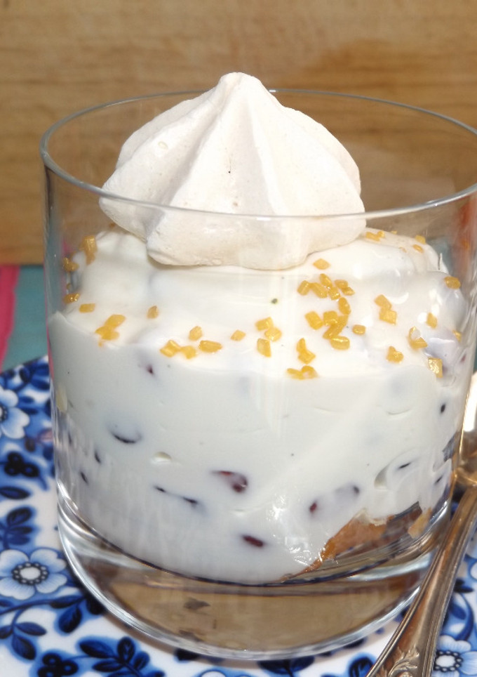 Una foto de Vasos de mandarinas con granada y crema de mascarpone