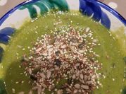 Una foto de sopa verde