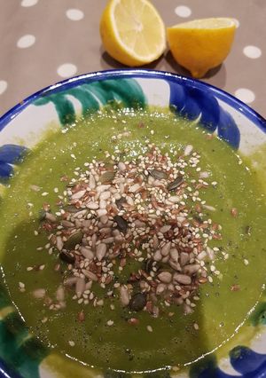 Una foto de Sopa verde detox