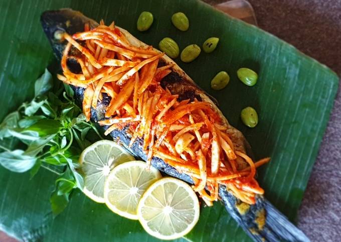 Ikan mas bakar sambal pencit