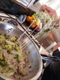 Colchón de provoleta con cebolla roja y brócoli