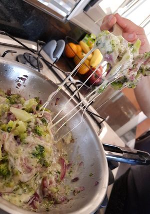 Una foto de Colchón de provoleta con cebolla roja y brócoli