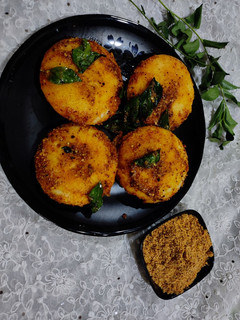 પોડી ઈડલી (Podi Idli Recipe In Gujarati) રેસીપી મુખ્ય ફોટો