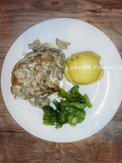 Una foto de Pollo cervecero en crema con champiñones
