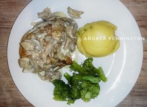 Una foto de Pollo cervecero en crema con champiñones