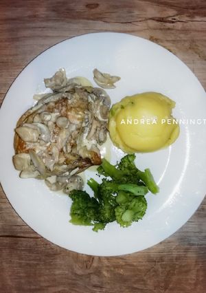 Una foto de Pollo cervecero en crema con champiñones