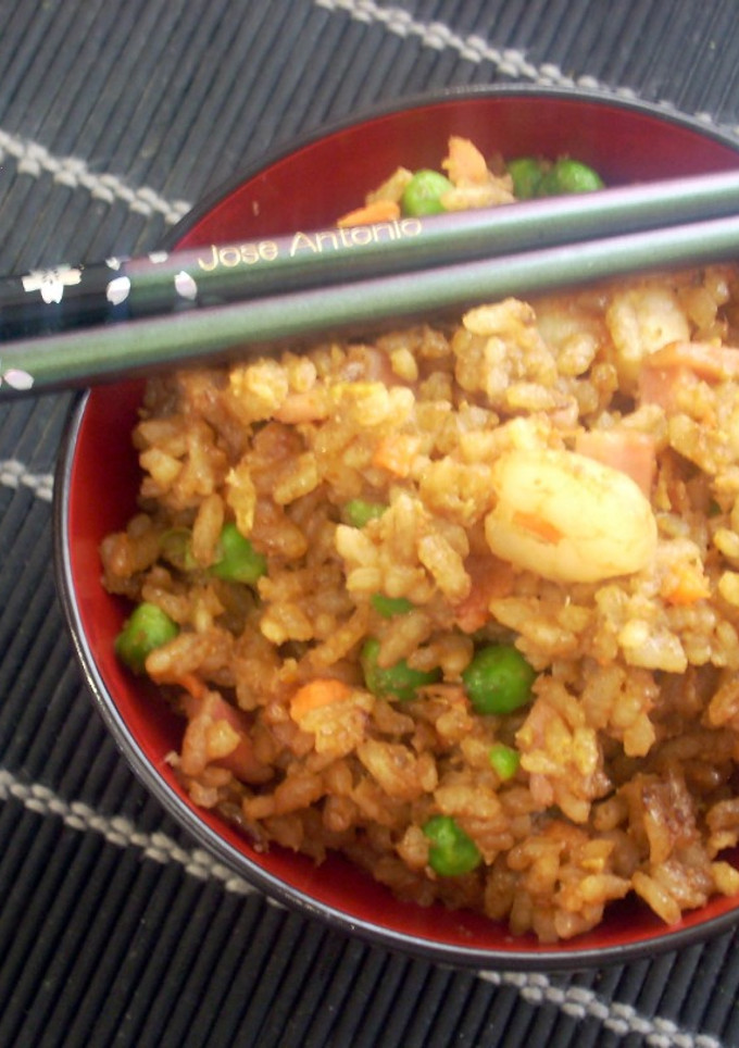 Una foto de Arroz tres delicias Chino