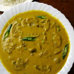 A picture of Mushroom matar masala.