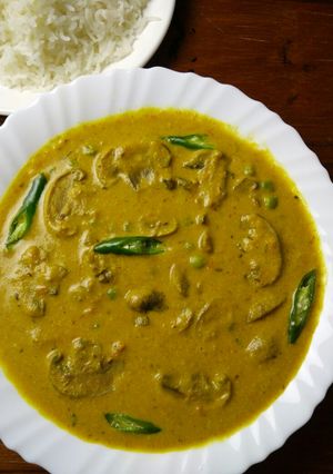 A picture of Mushroom matar masala.
