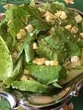 Salade de romaine aux deux fromages de brebis et herbes aromatiques