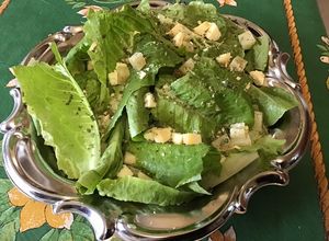 Une photo de Salade de romaine aux deux fromages de brebis et herbes aromatiques