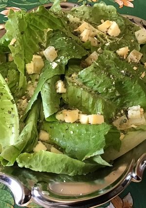 Une photo de Salade de romaine aux deux fromages de brebis et herbes aromatiques