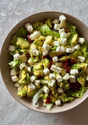 Una foto de Ensalada con manzana y queso