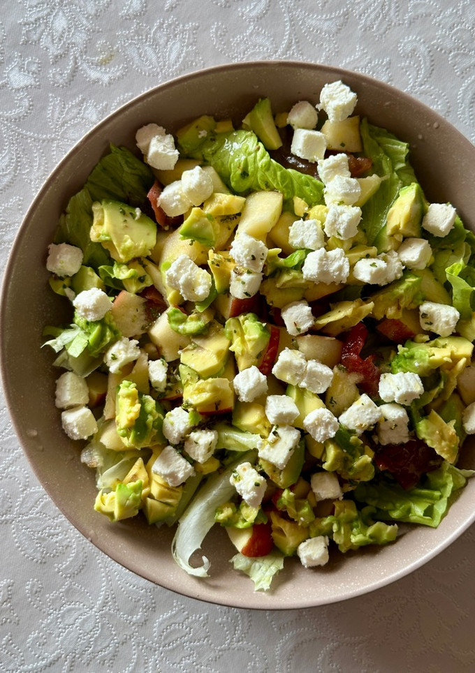 Una foto de Ensalada con manzana y queso
