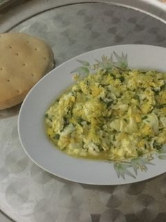 Una foto de Huevos revueltos con cilantro
