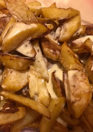 Una foto de Papas al horno con salsa de queso 🧀🥔