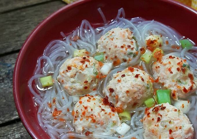 Cara Gampang Menyiapkan Soun Kuah Bola Ayam Sayuran, Enak Banget