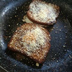 A picture of Garlic Bread Toad in a Hole.