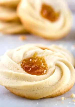 A picture of Spritz Cookies with Apricot Jam.
