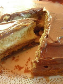 Una foto de Torta rellena con dulce de leche, crema chantilly y cubierta de mousse