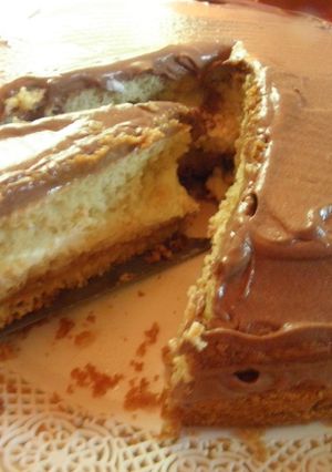 Una foto de Torta rellena con dulce de leche, crema chantilly y cubierta de mousse
