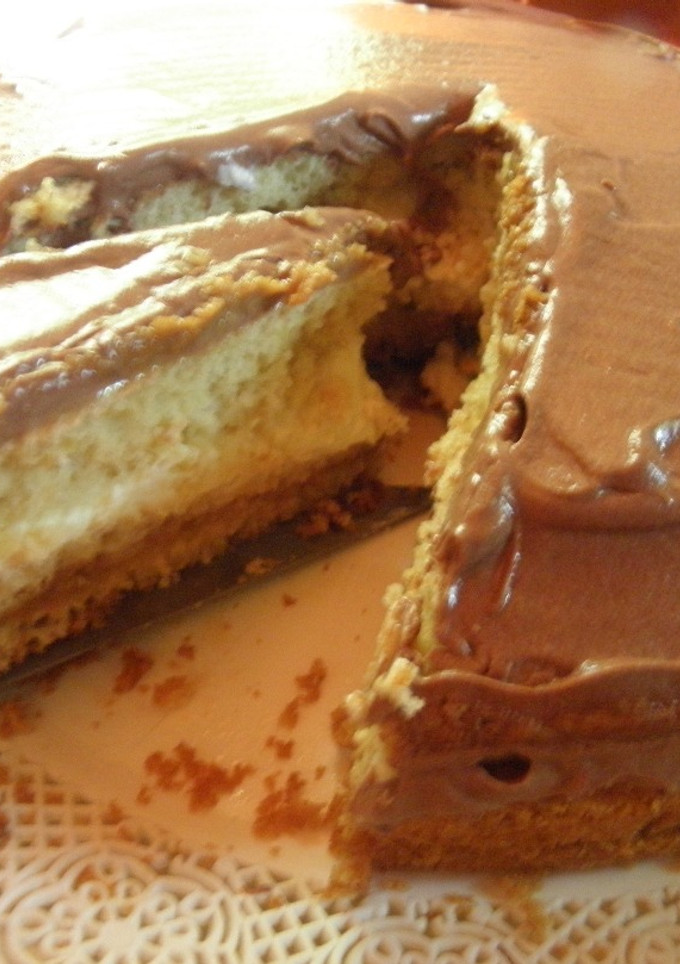 Una foto de Torta rellena con dulce de leche, crema chantilly y cubierta de mousse