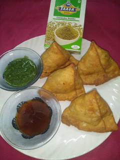 होमेमेड समोसा (Homemade samosa recipe in hindi) रेसिपी मुख्य फोटो