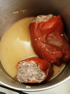 Una foto de Pimientos rojos rellenos de carne en olla express