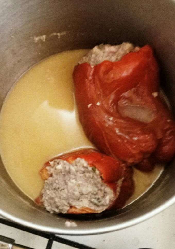 Una foto de Pimientos rojos rellenos de carne en olla express