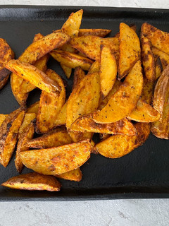 Una foto de Patatas gajo al horno 🥔
