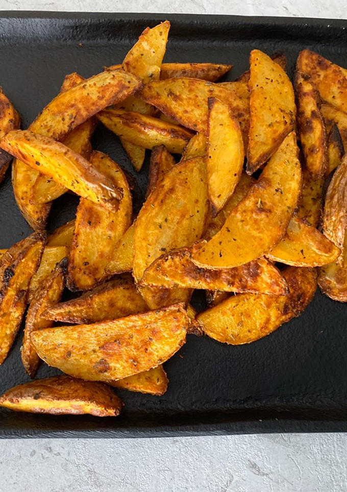Una foto de Patatas gajo al horno 🥔