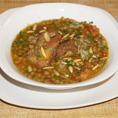 A picture of Braised spareribs with lentils and vegetables.