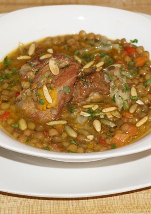 A picture of Braised spareribs with lentils and vegetables.