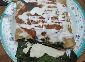 Una foto de Taquitos enrollados de pollo🍗 y tamalito de acelgas