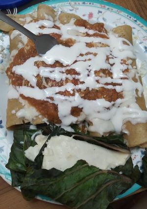 Una foto de Taquitos enrollados de pollo🍗 y tamalito de acelgas