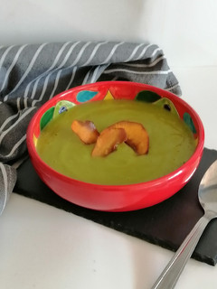 Una foto de Crema de guisantes con boniato
