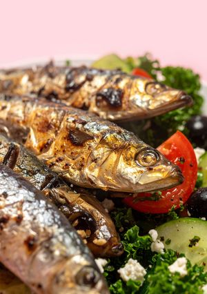 Une photo de Sardinhas Assadas et salada Algarvia 🇵🇹