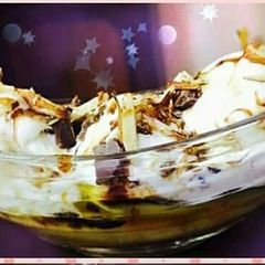A picture of Banana split ice-cream.