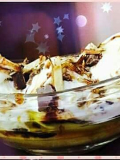 A picture of Banana split ice-cream.