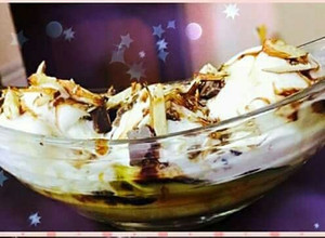 A picture of Banana split ice-cream.