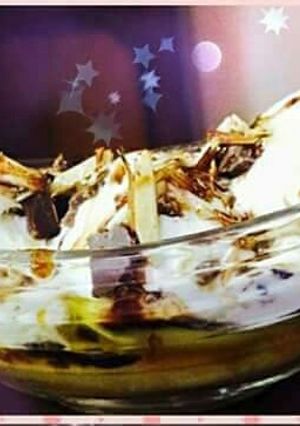 A picture of Banana split ice-cream.