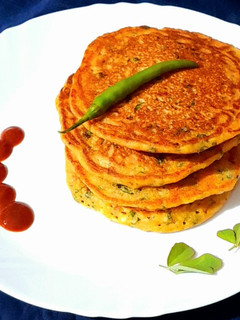 मसाला मेथी पैनकेक (masala methi pancake recipe in Hindi) रेसिपी मुख्य फोटो