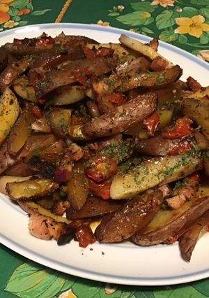 Une photo de Pommes de terre au lard, poivrons et tomates