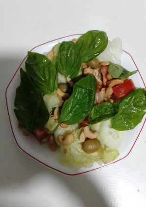 Una foto de Ensalada de anacardos y albahaca