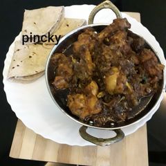 A picture of Chicken masala with chapati.
