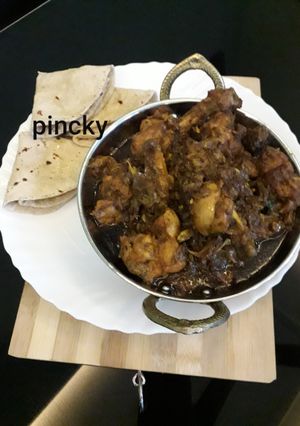 A picture of Chicken masala with chapati.