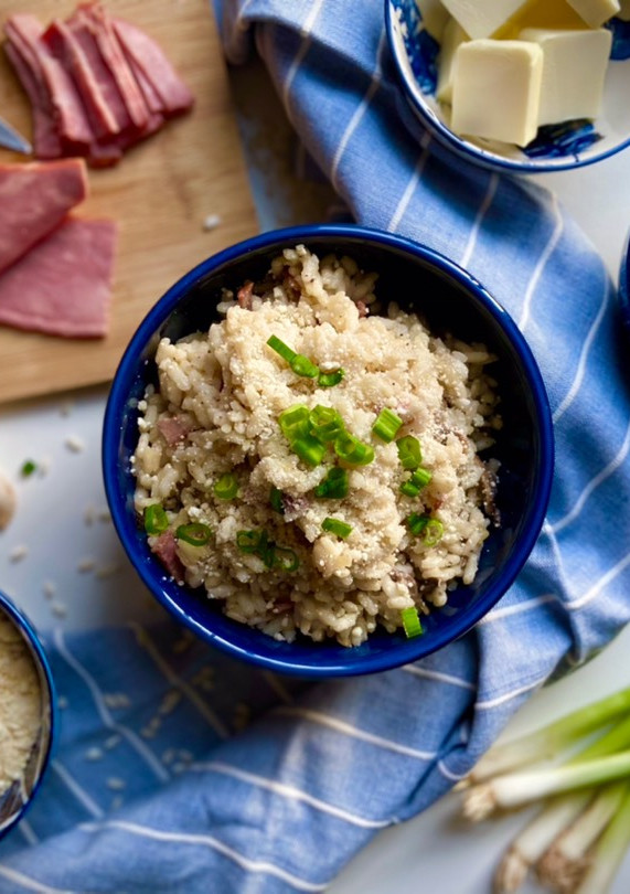 Una foto de Risotto de champiñones, cebollita y bacon!