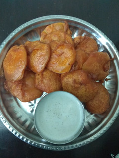 மொரு மொரு உருளை கிழங்கு பஜ்ஜி (Urulaikilanku bajji recipe in tamil) செய்முறை முக்கிய புகைப்படம்